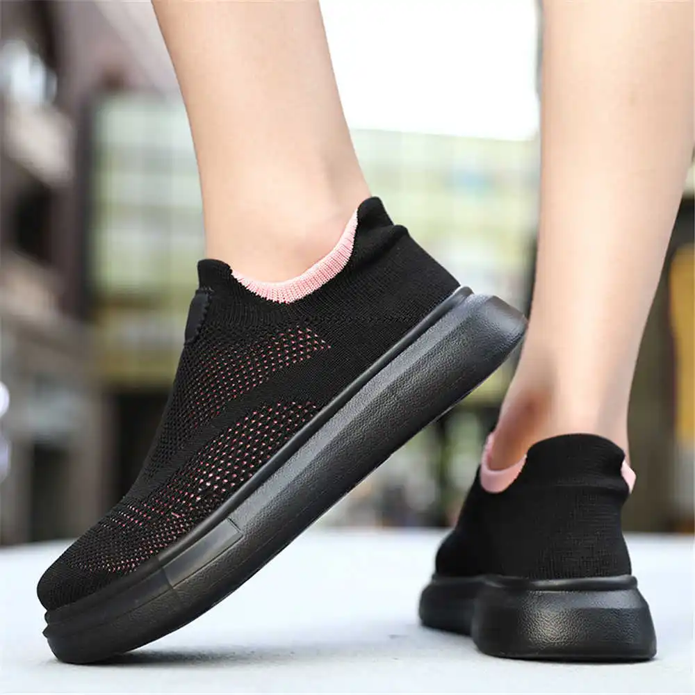 Tech Accessories Gift Ideas - Calze con plateau scarpe marroni per